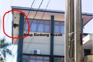 Nampak jelas, atap gedung DPRD Kuningan rusak parah.